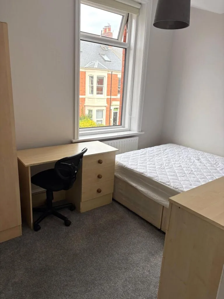 6 bedroom maisonette for rent