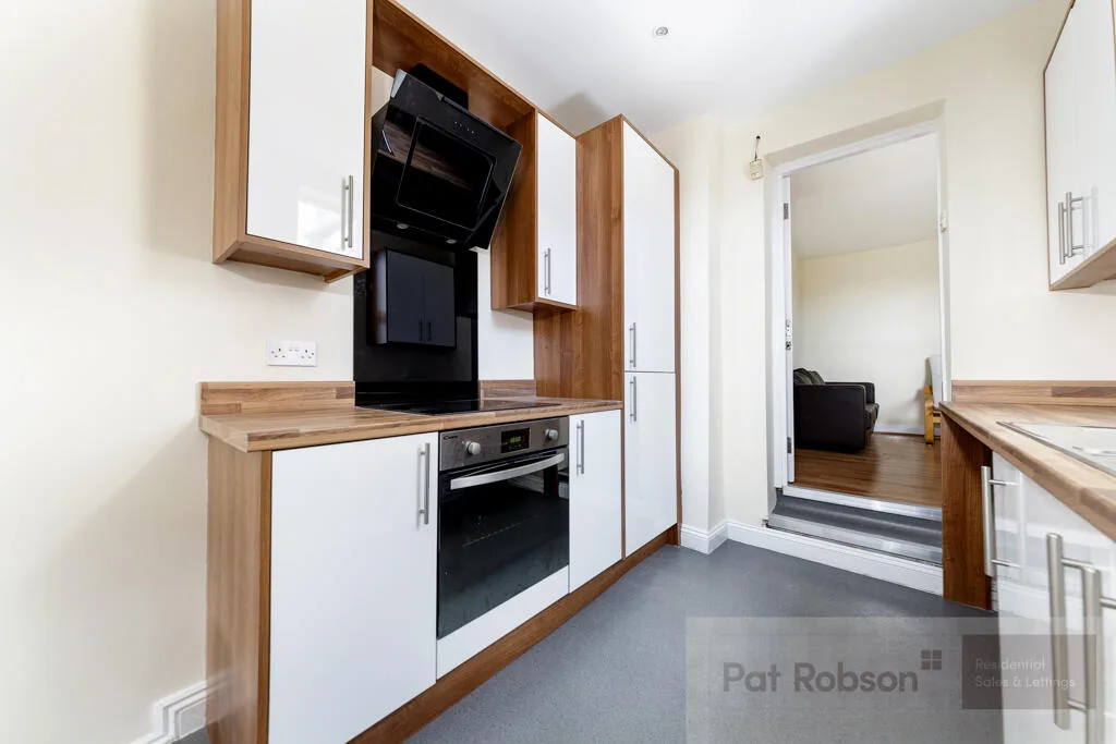 6 bedroom maisonette for rent