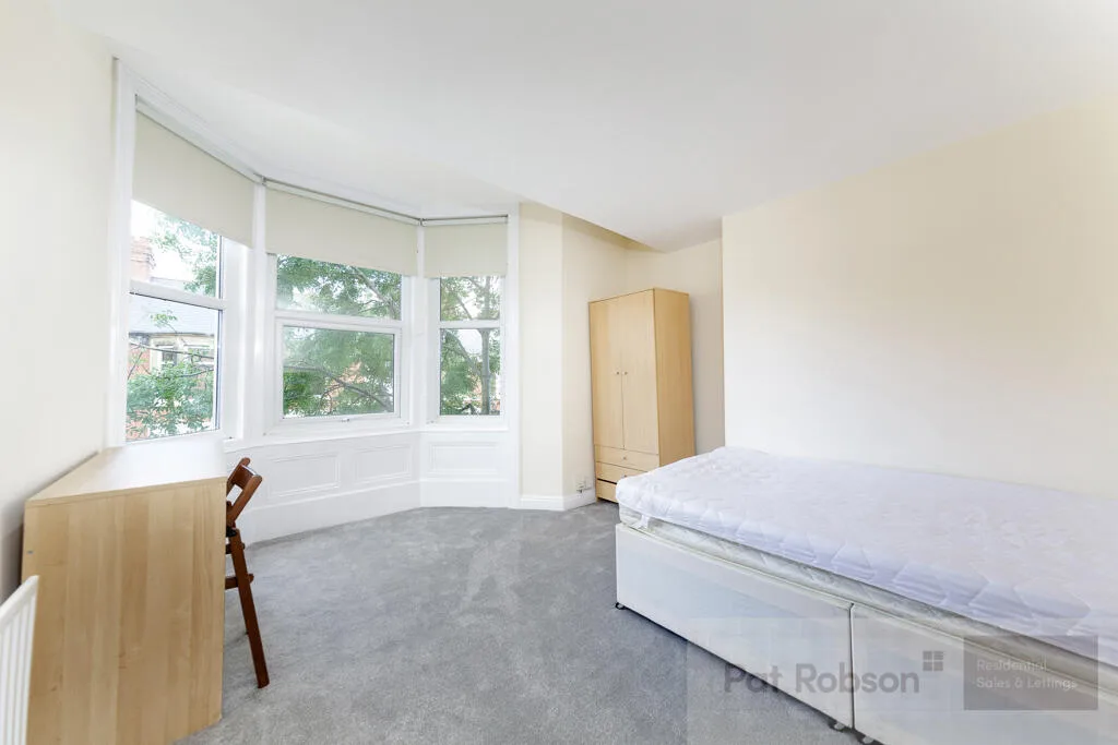 6 bedroom maisonette for rent