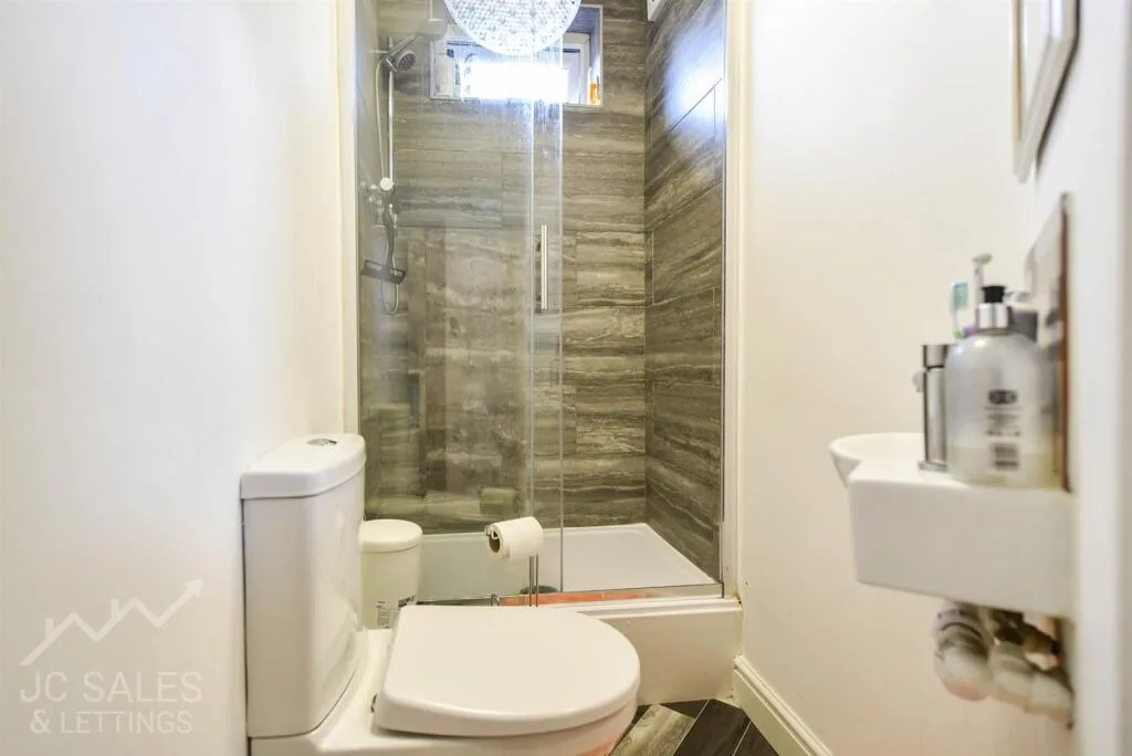 6 bedroom terraced house for rent