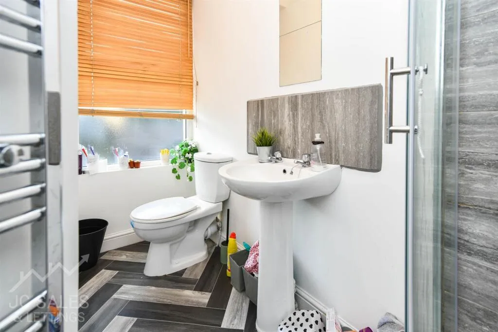 6 bedroom terraced house for rent