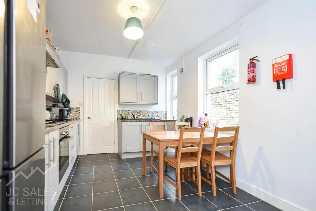 6 bedroom terraced house for rent