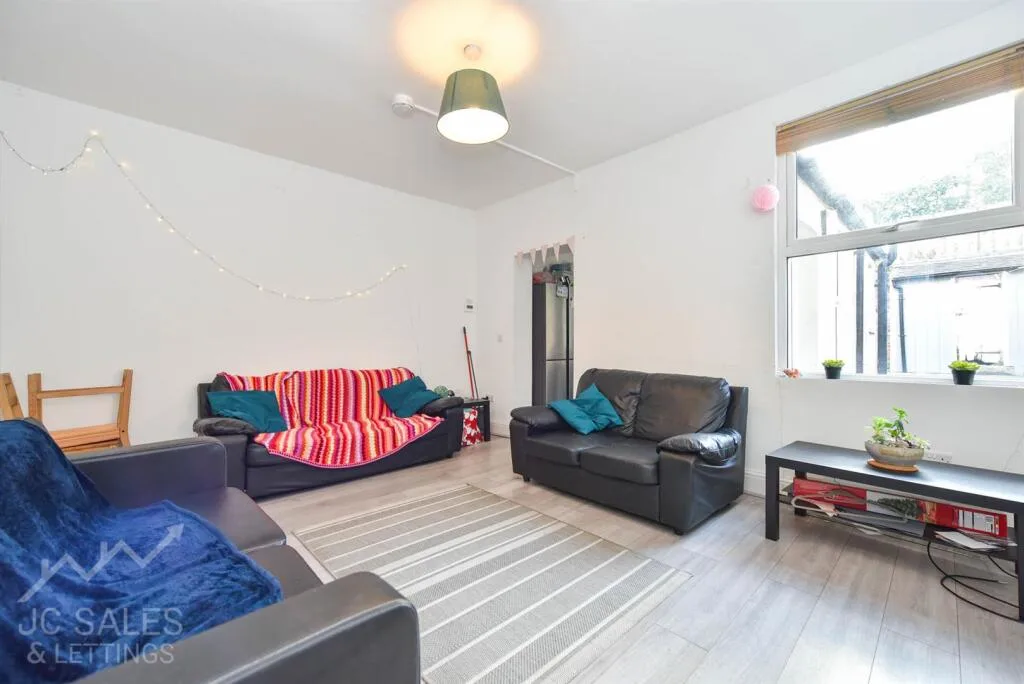 6 bedroom terraced house for rent