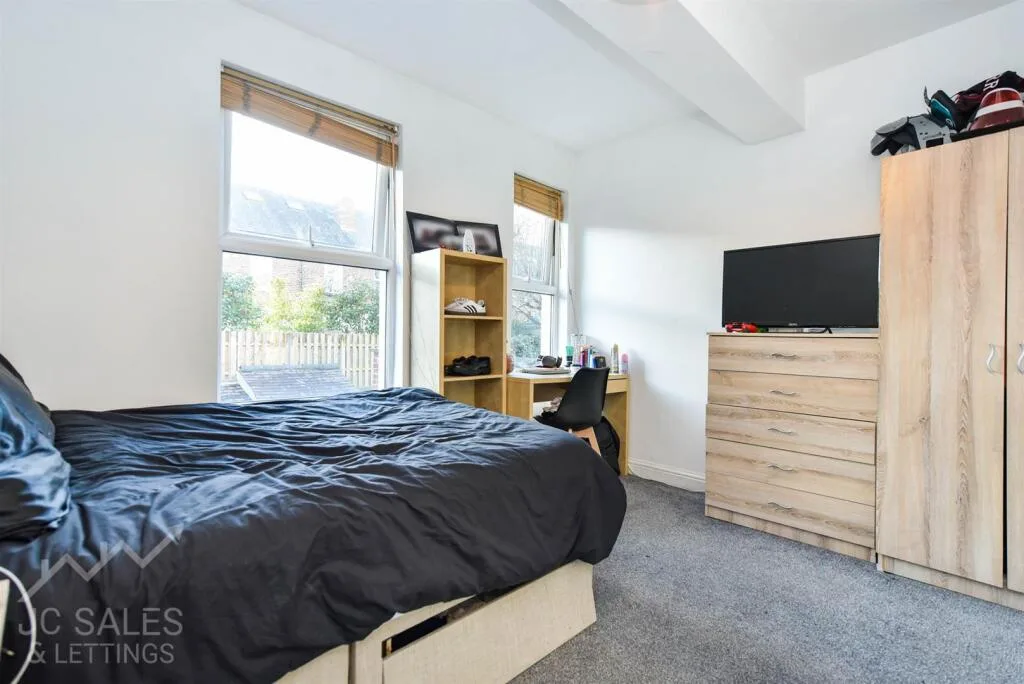 6 bedroom terraced house for rent