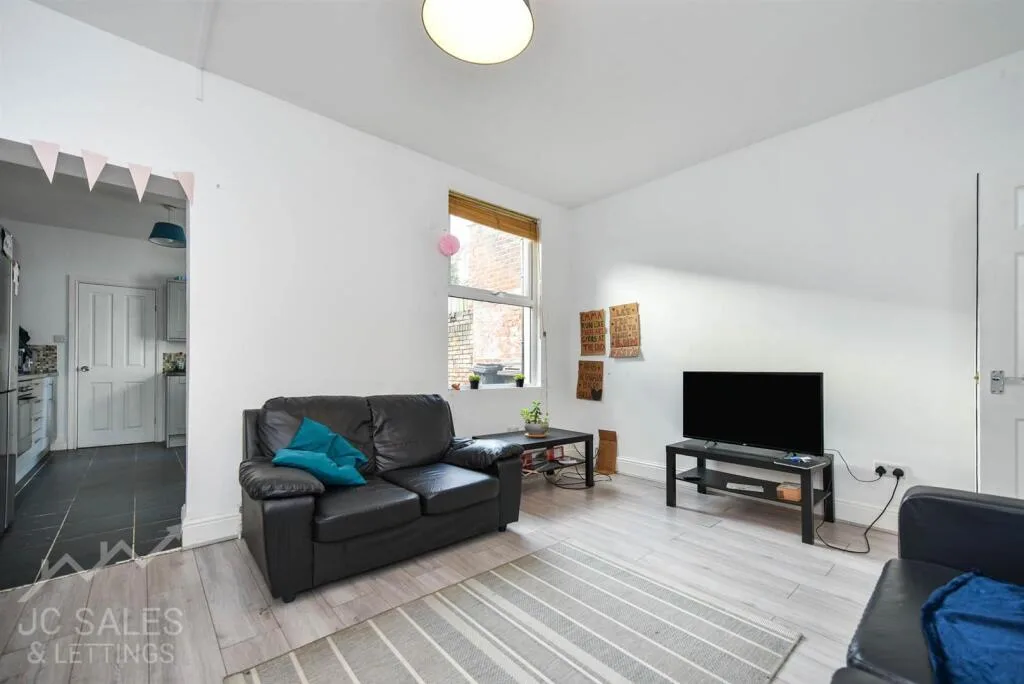 6 bedroom terraced house for rent