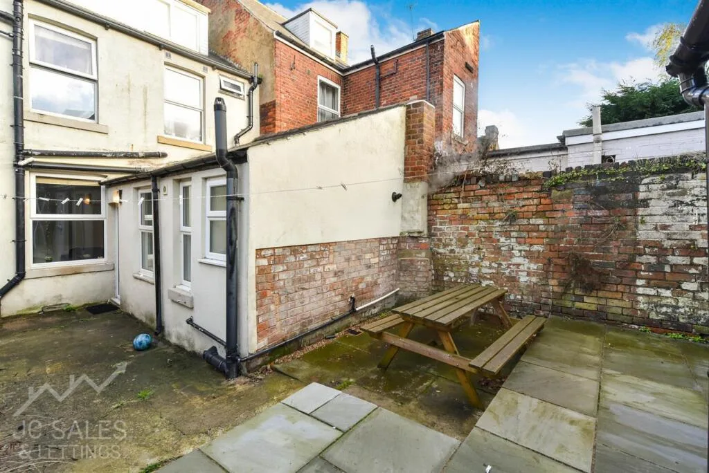 6 bedroom terraced house for rent