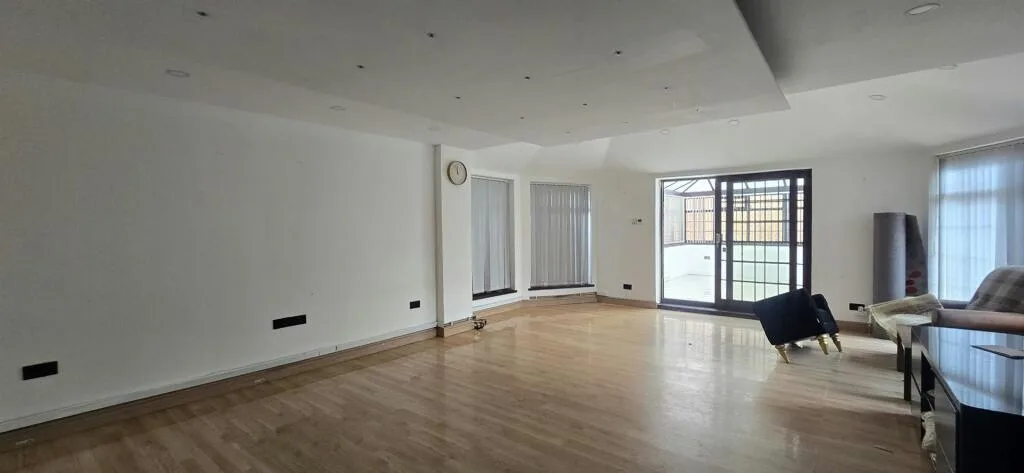 6 bedroom semi-detached house for rent