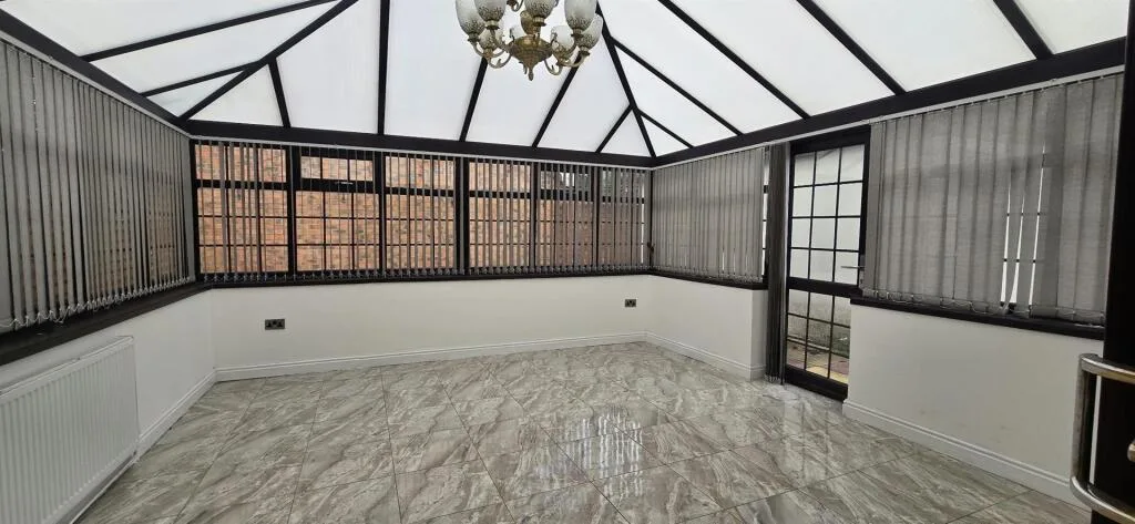 6 bedroom semi-detached house for rent