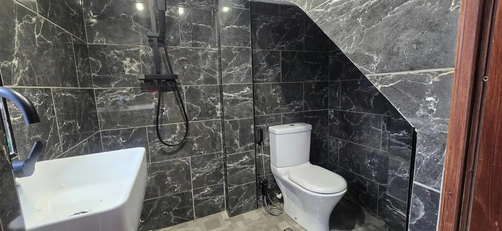 6 bedroom semi-detached house for rent
