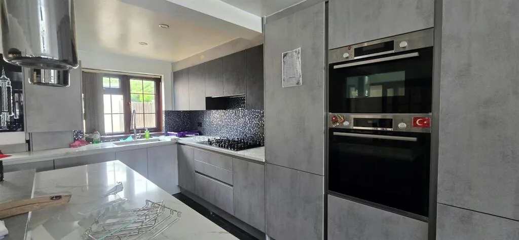 6 bedroom semi-detached house for rent