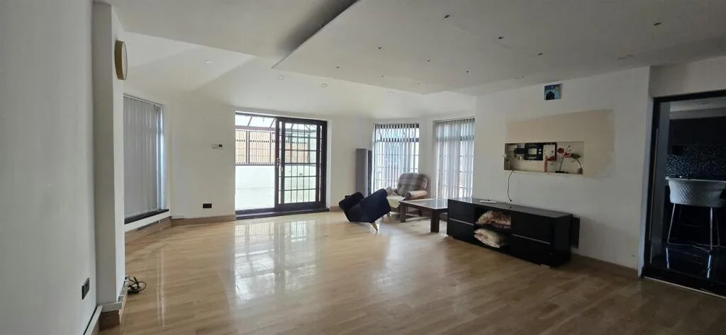 6 bedroom semi-detached house for rent
