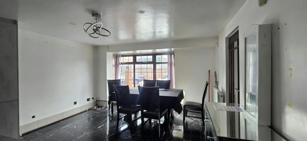 6 bedroom semi-detached house for rent