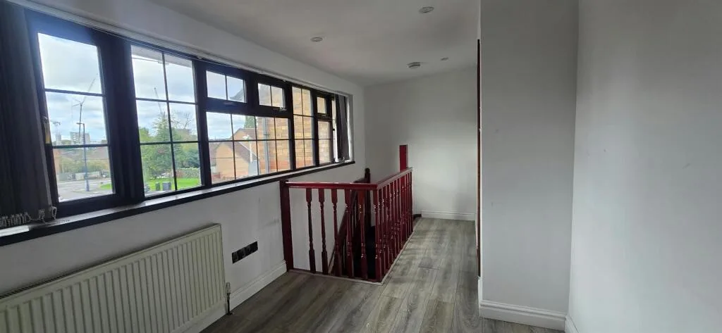 6 bedroom semi-detached house for rent