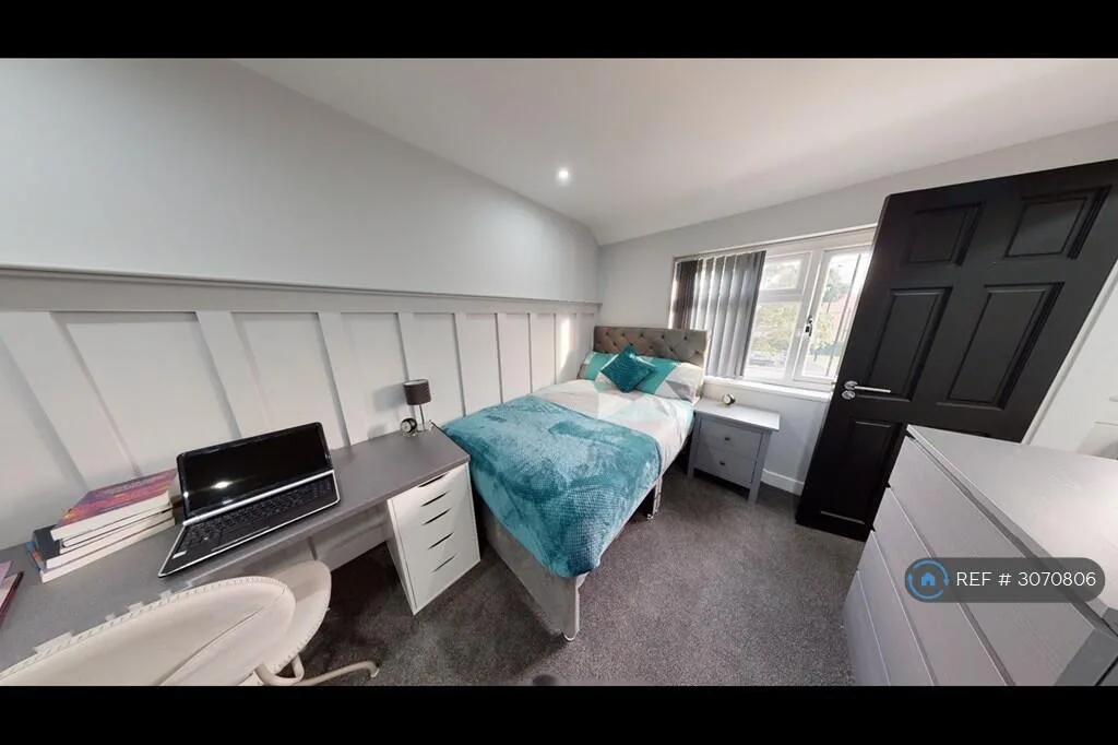 5 bedroom semi-detached house for rent