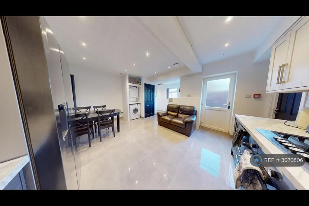 5 bedroom semi-detached house for rent