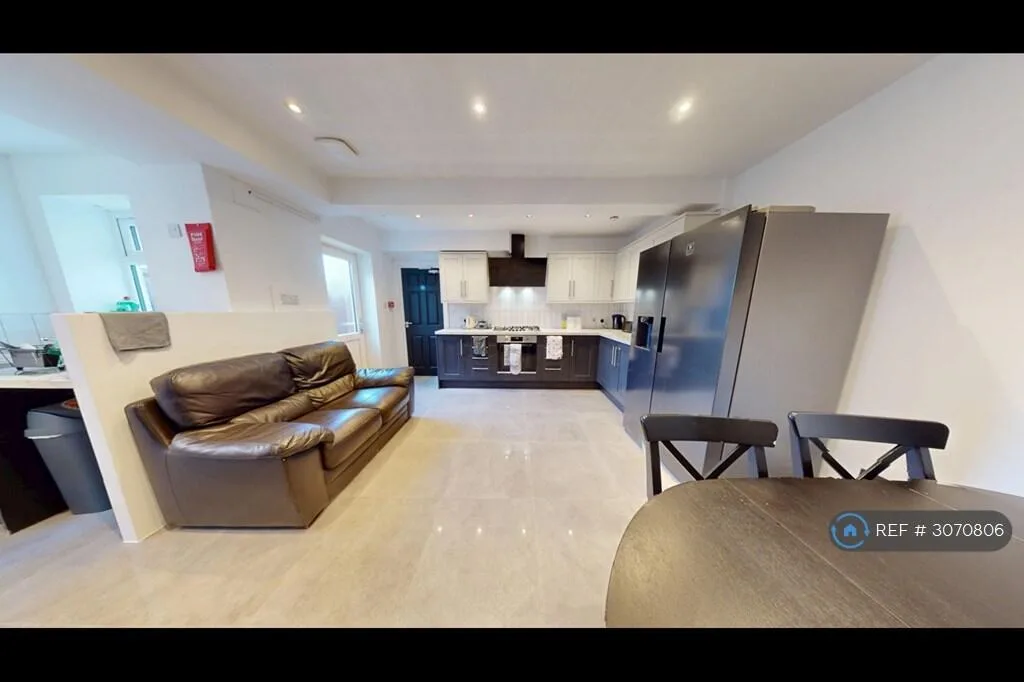 5 bedroom semi-detached house for rent
