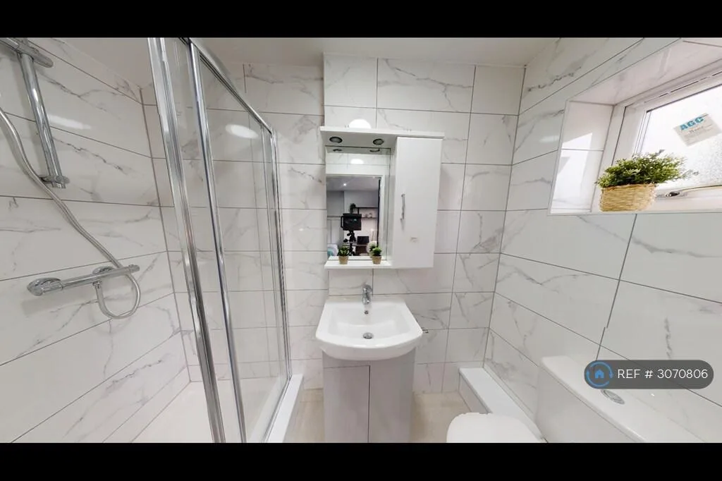 5 bedroom semi-detached house for rent