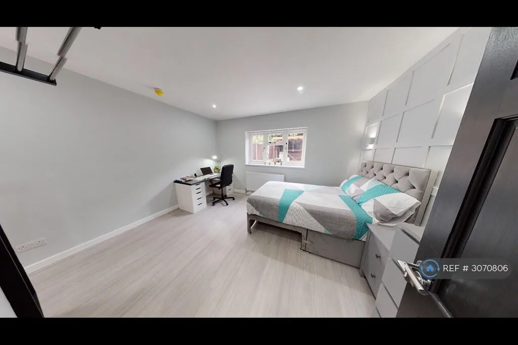 5 bedroom semi-detached house for rent