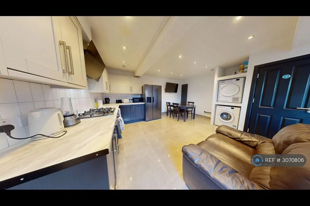 5 bedroom semi-detached house for rent