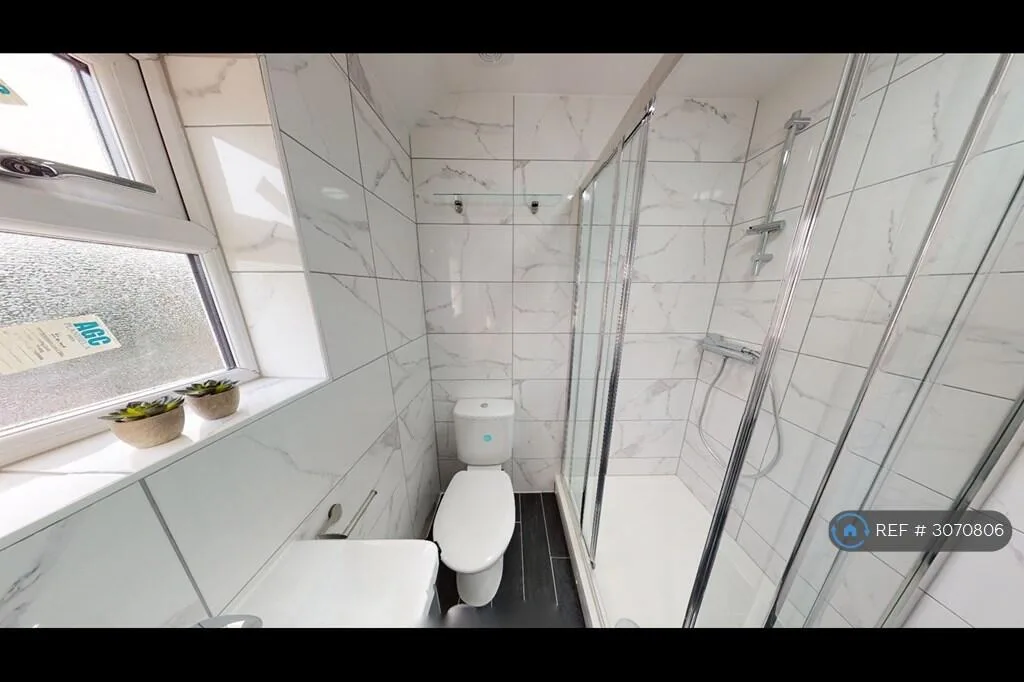 5 bedroom semi-detached house for rent