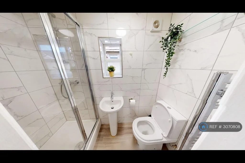 8 bedroom semi-detached house for rent