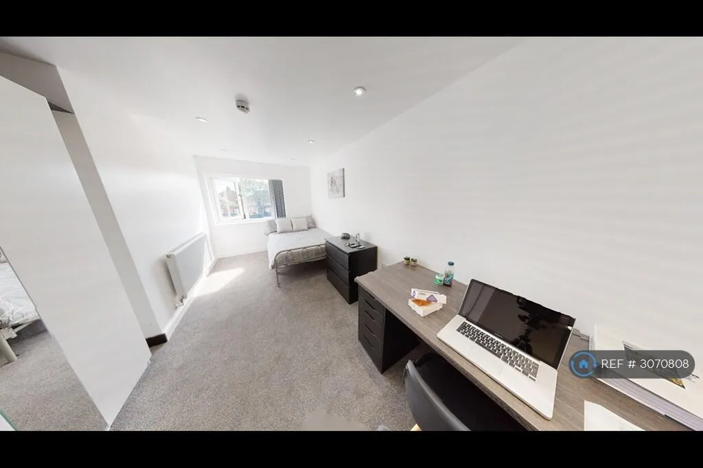 8 bedroom semi-detached house for rent