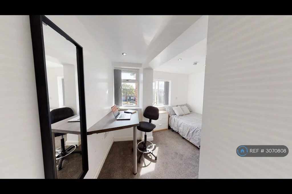 8 bedroom semi-detached house for rent