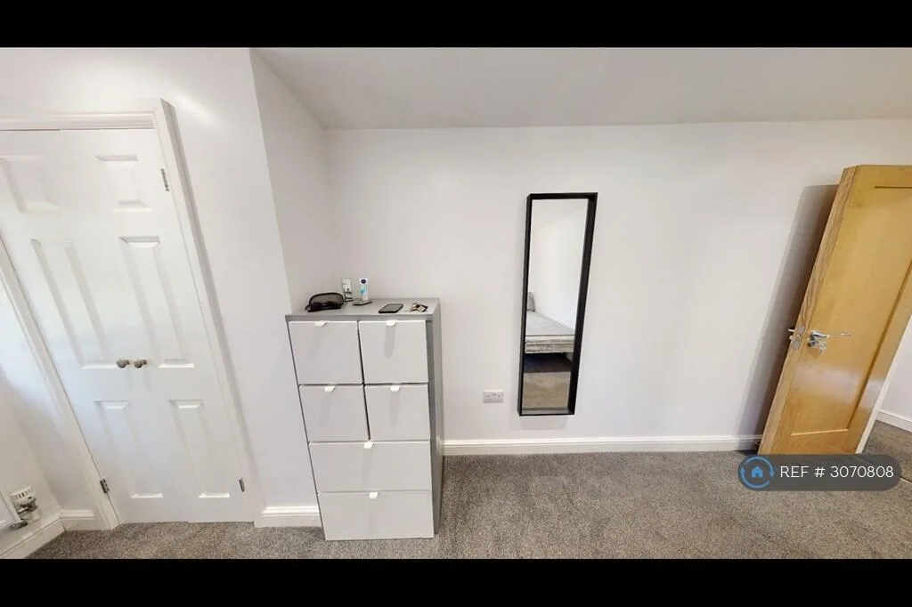 8 bedroom semi-detached house for rent