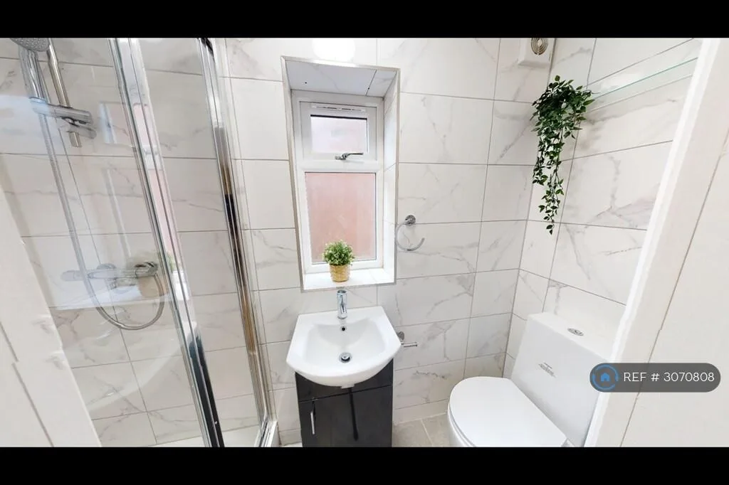 8 bedroom semi-detached house for rent