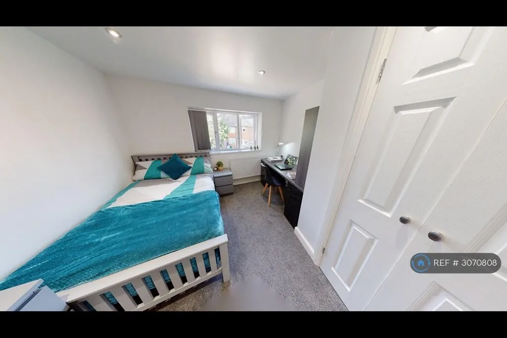 8 bedroom semi-detached house for rent