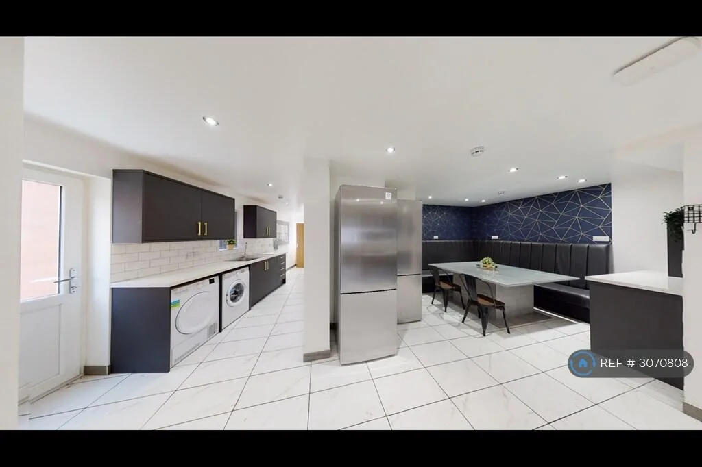 8 bedroom semi-detached house for rent