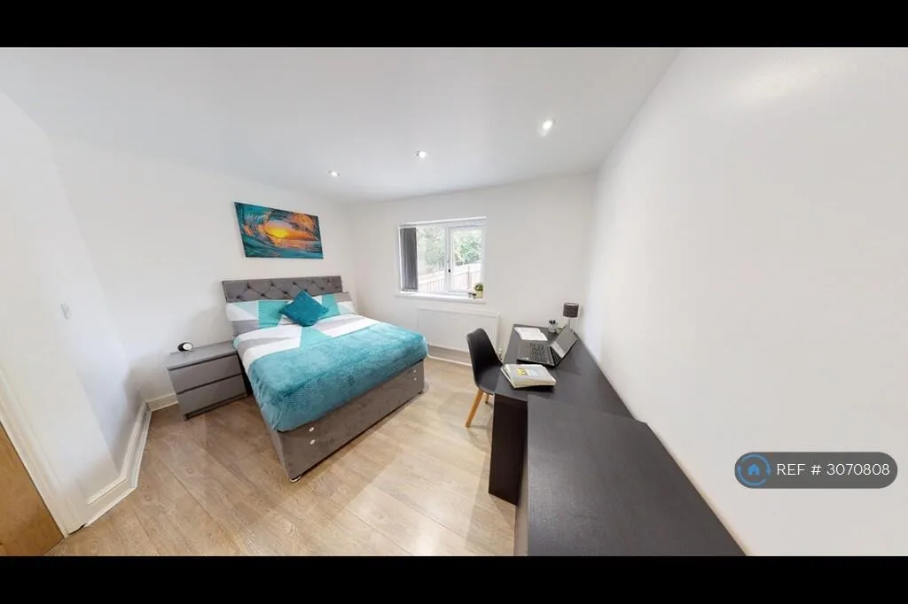8 bedroom semi-detached house for rent