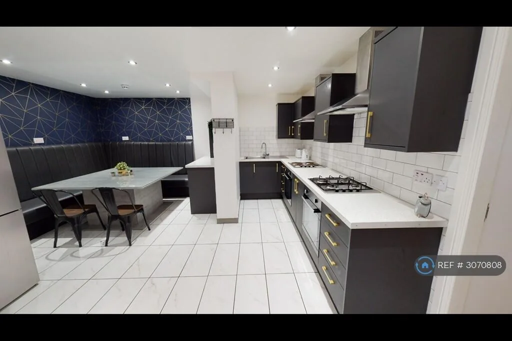 8 bedroom semi-detached house for rent