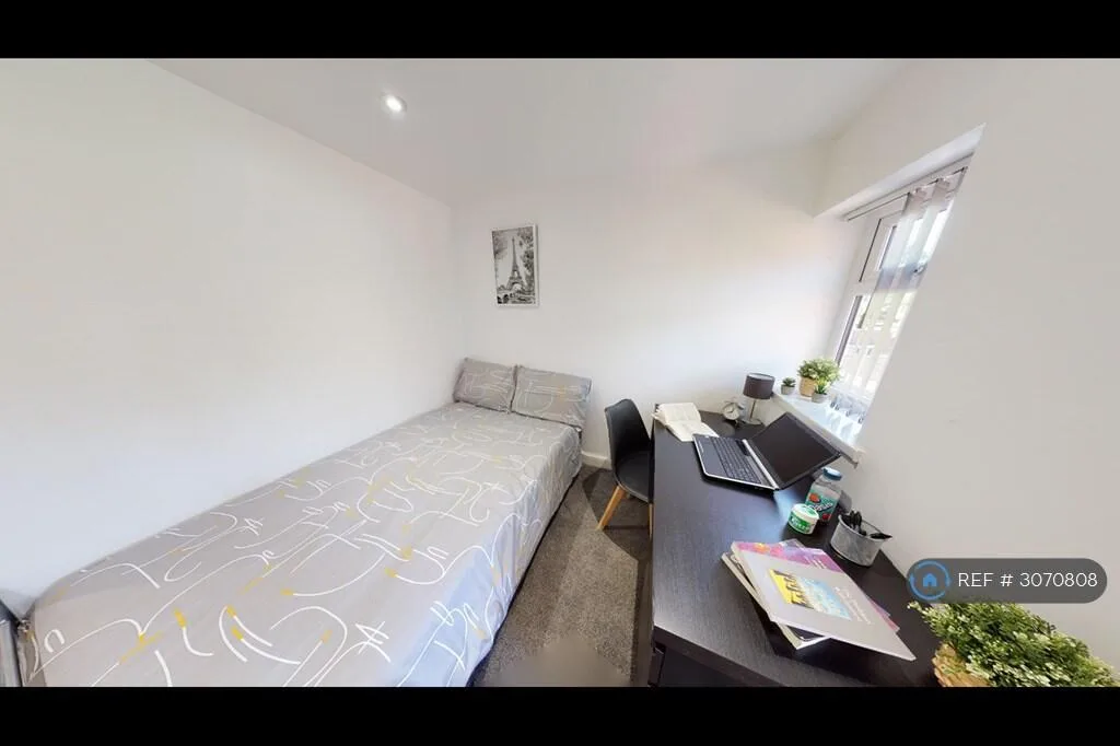 8 bedroom semi-detached house for rent