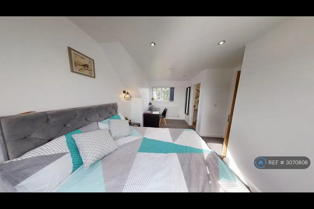 8 bedroom semi-detached house for rent