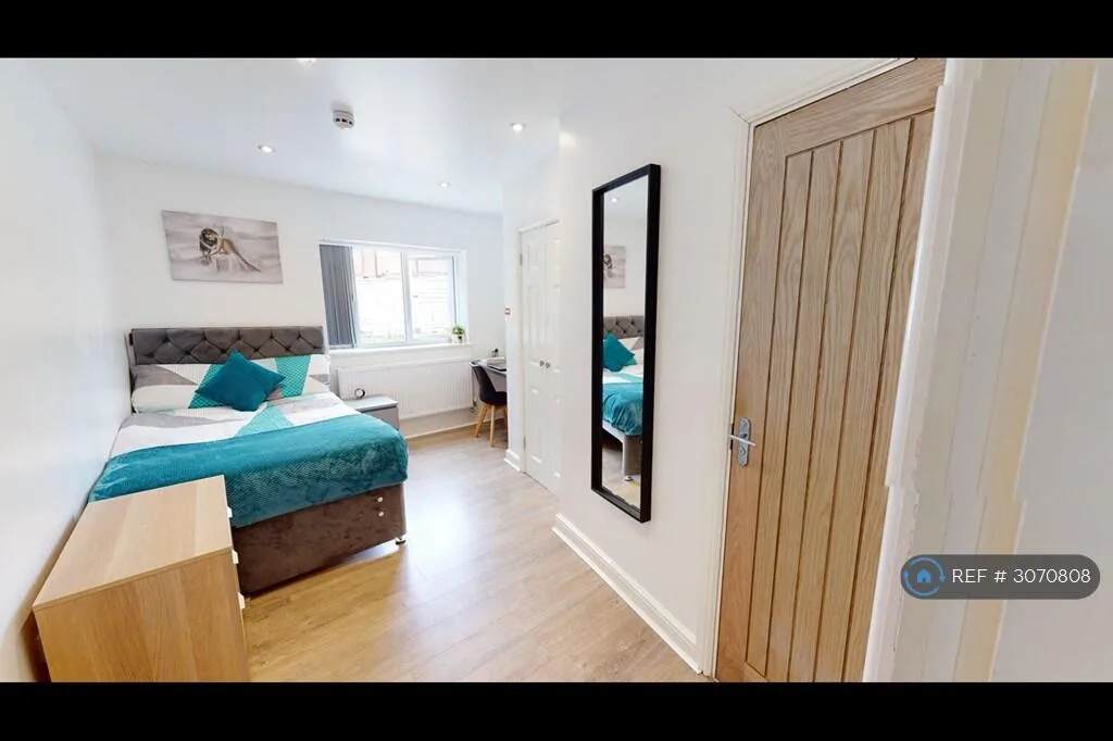 8 bedroom semi-detached house for rent