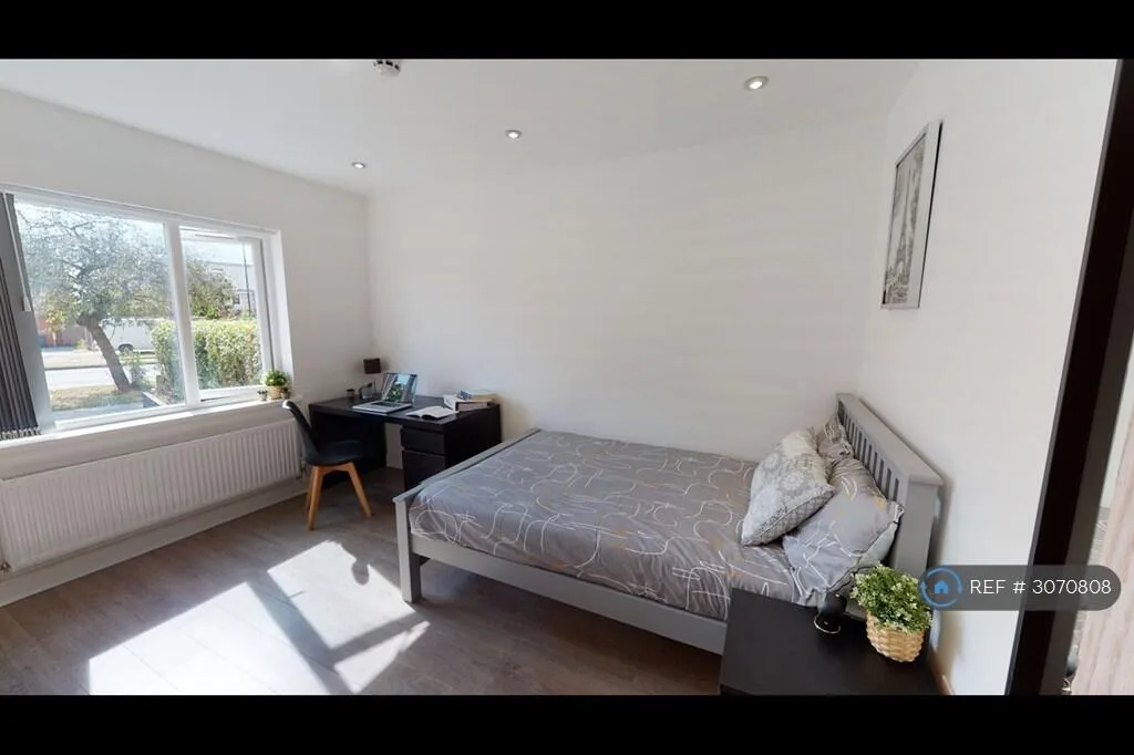 8 bedroom semi-detached house for rent
