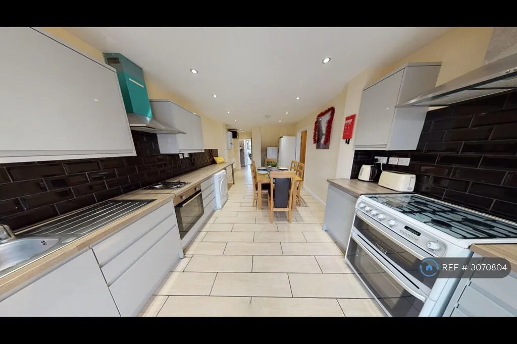 7 bedroom semi-detached house for rent