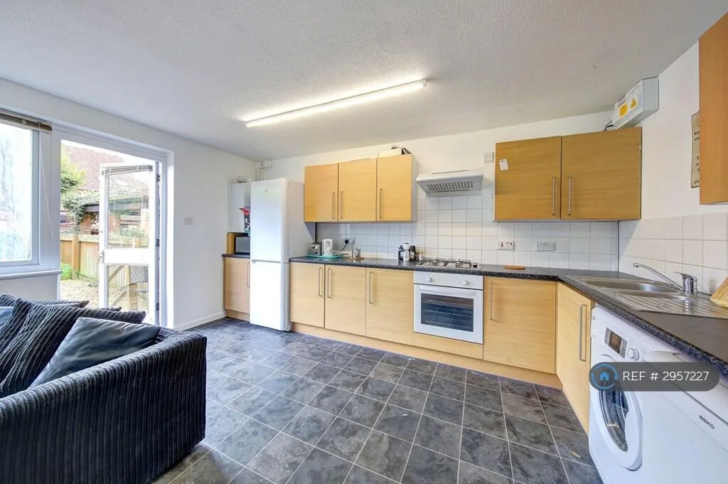 6 bedroom terraced house for rent