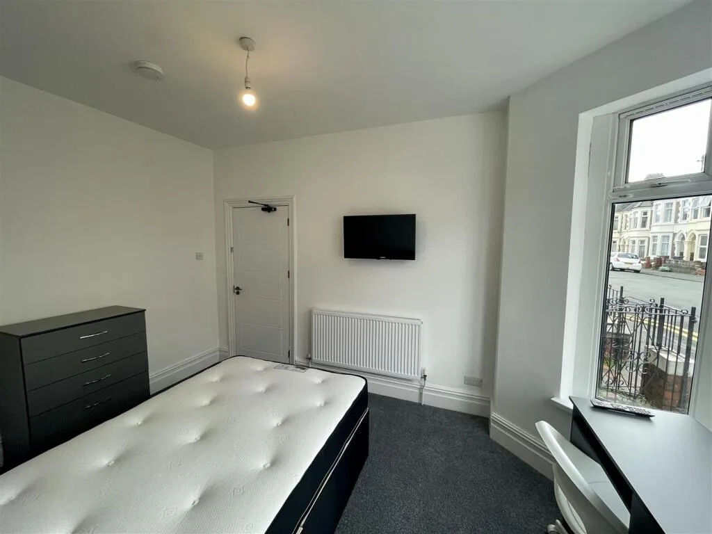5 bedroom flat for rent