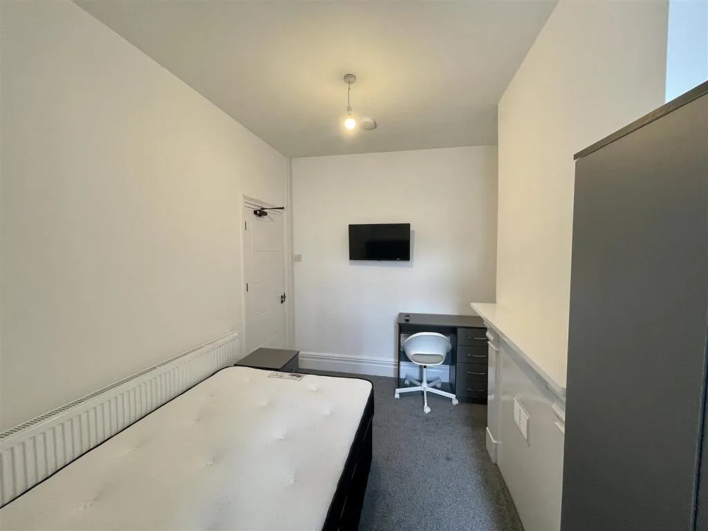 5 bedroom flat for rent