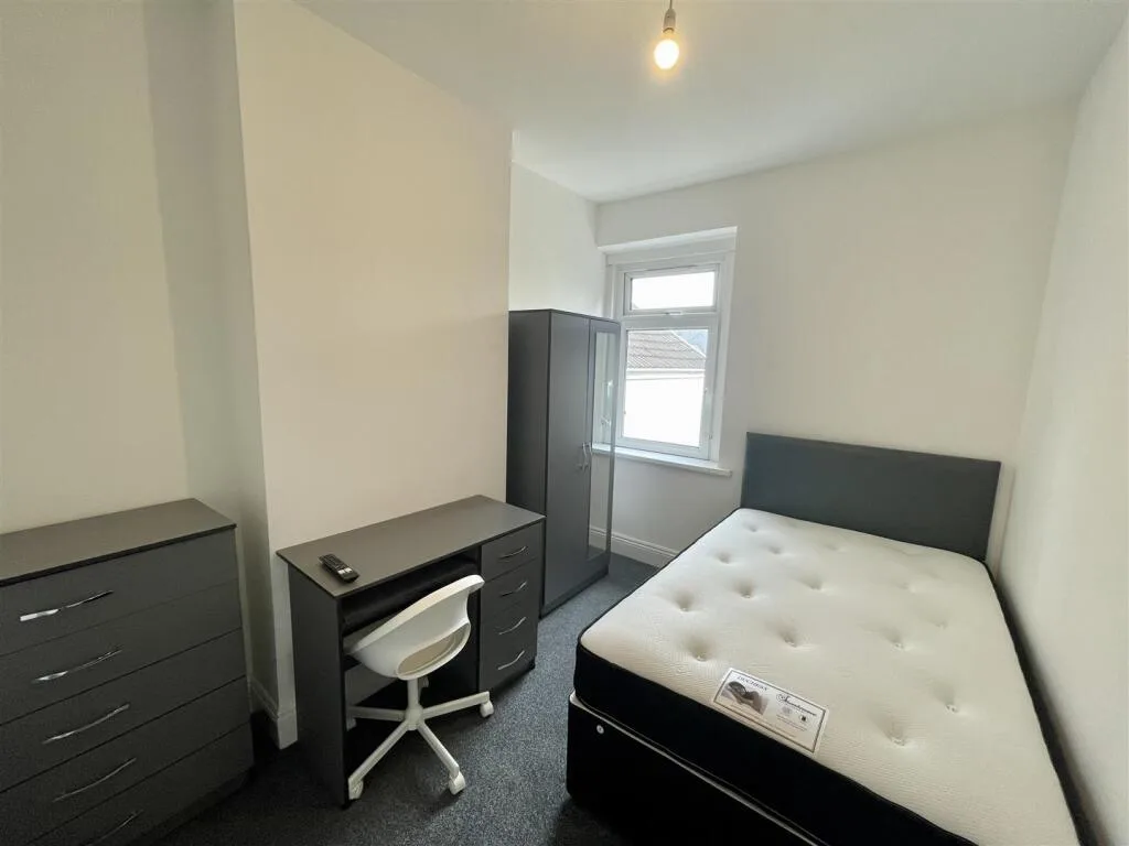 5 bedroom flat for rent