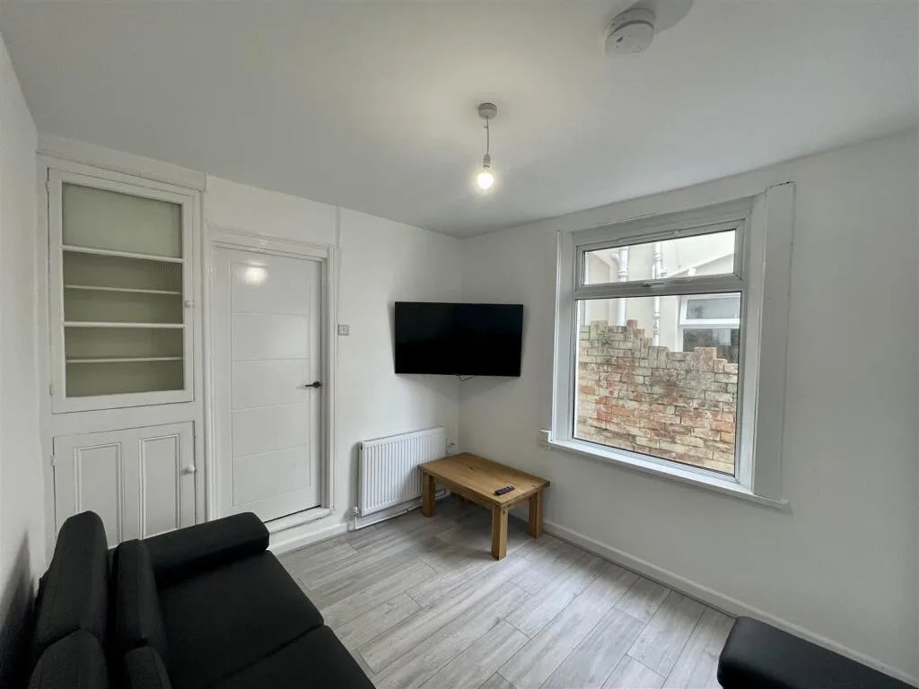 5 bedroom flat for rent