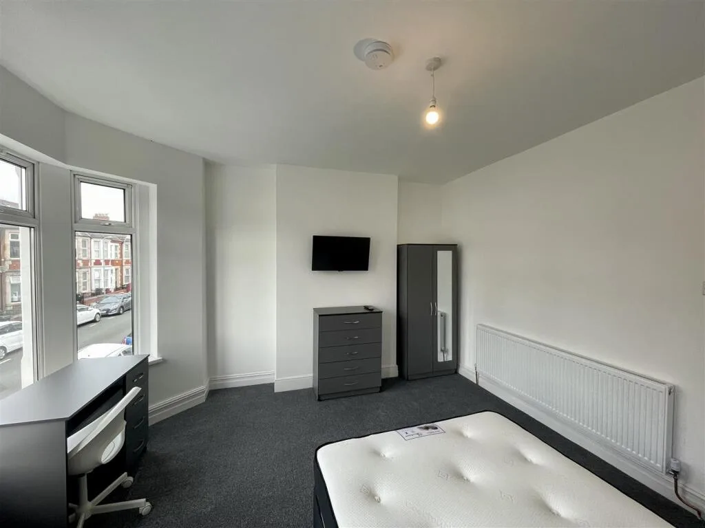 5 bedroom flat for rent