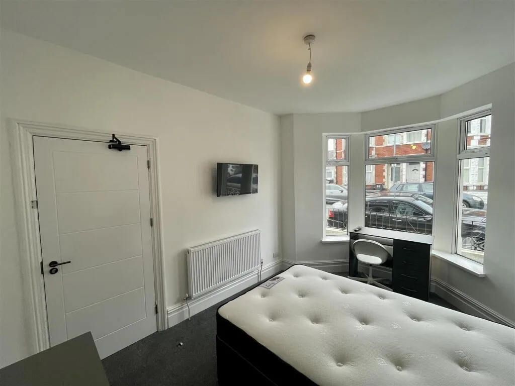 5 bedroom flat for rent