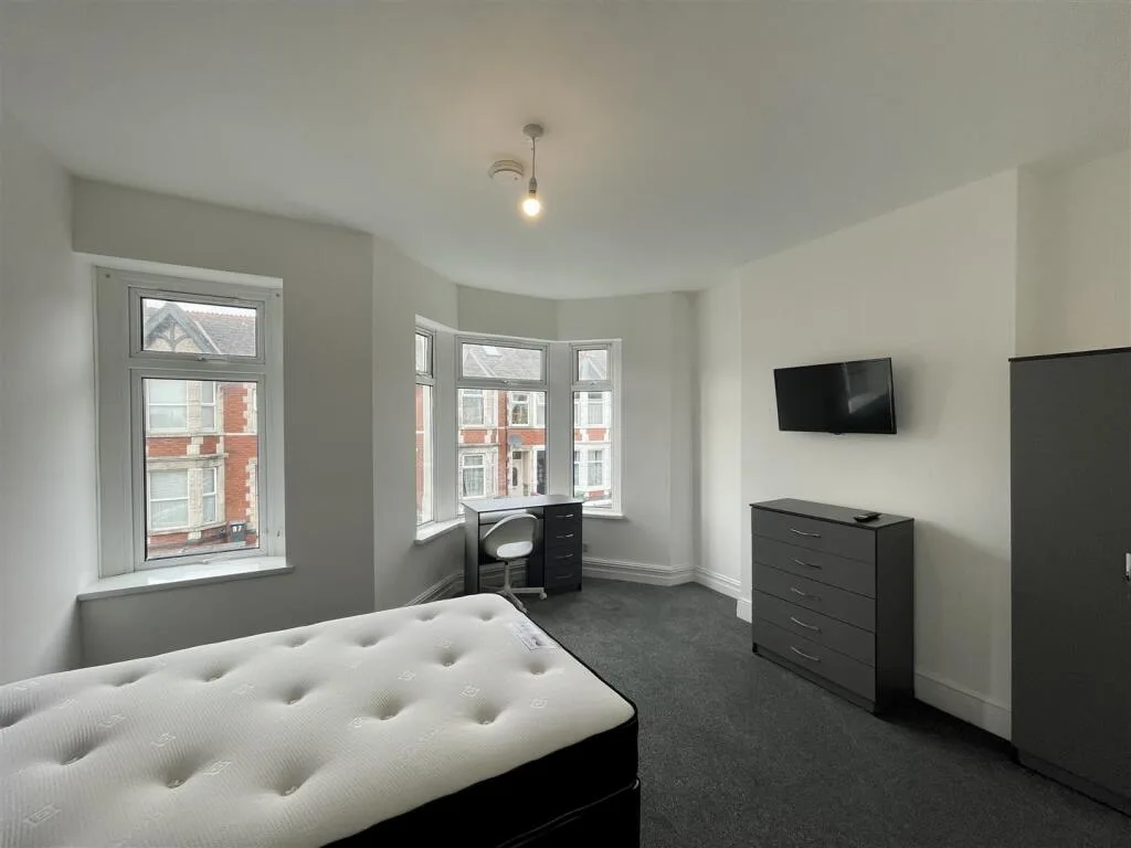 5 bedroom flat for rent