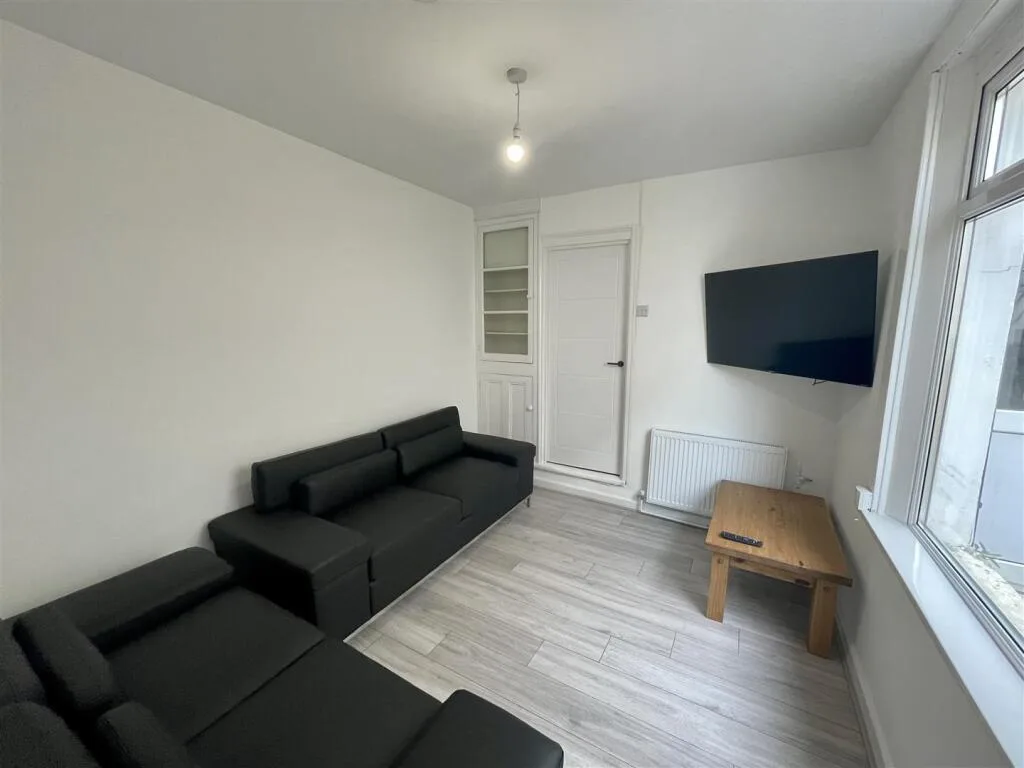 5 bedroom flat for rent