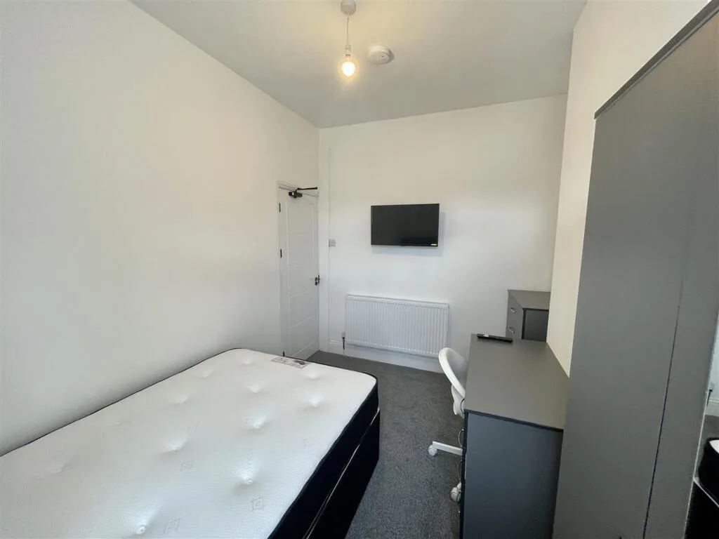 5 bedroom flat for rent