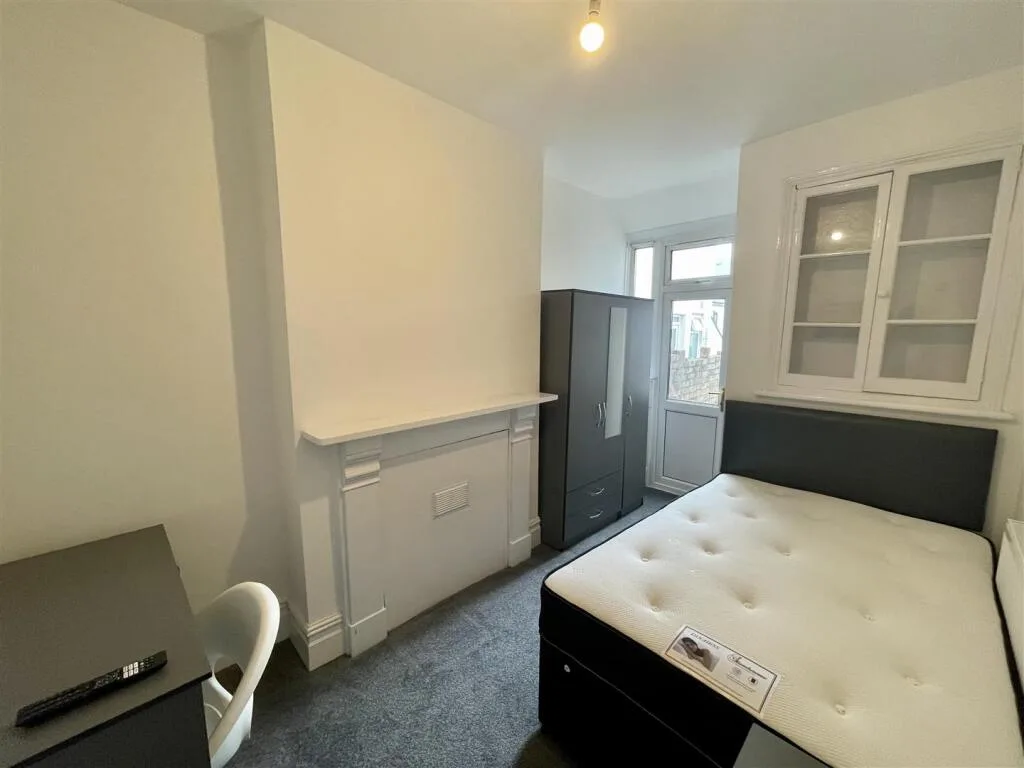 5 bedroom flat for rent