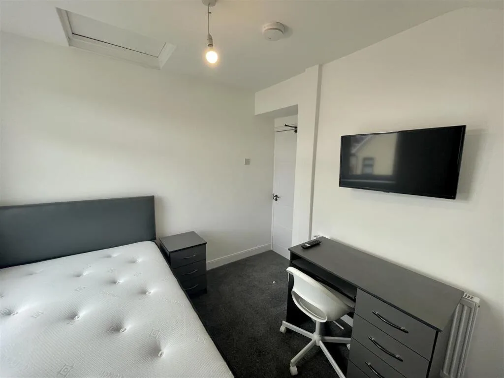 5 bedroom flat for rent